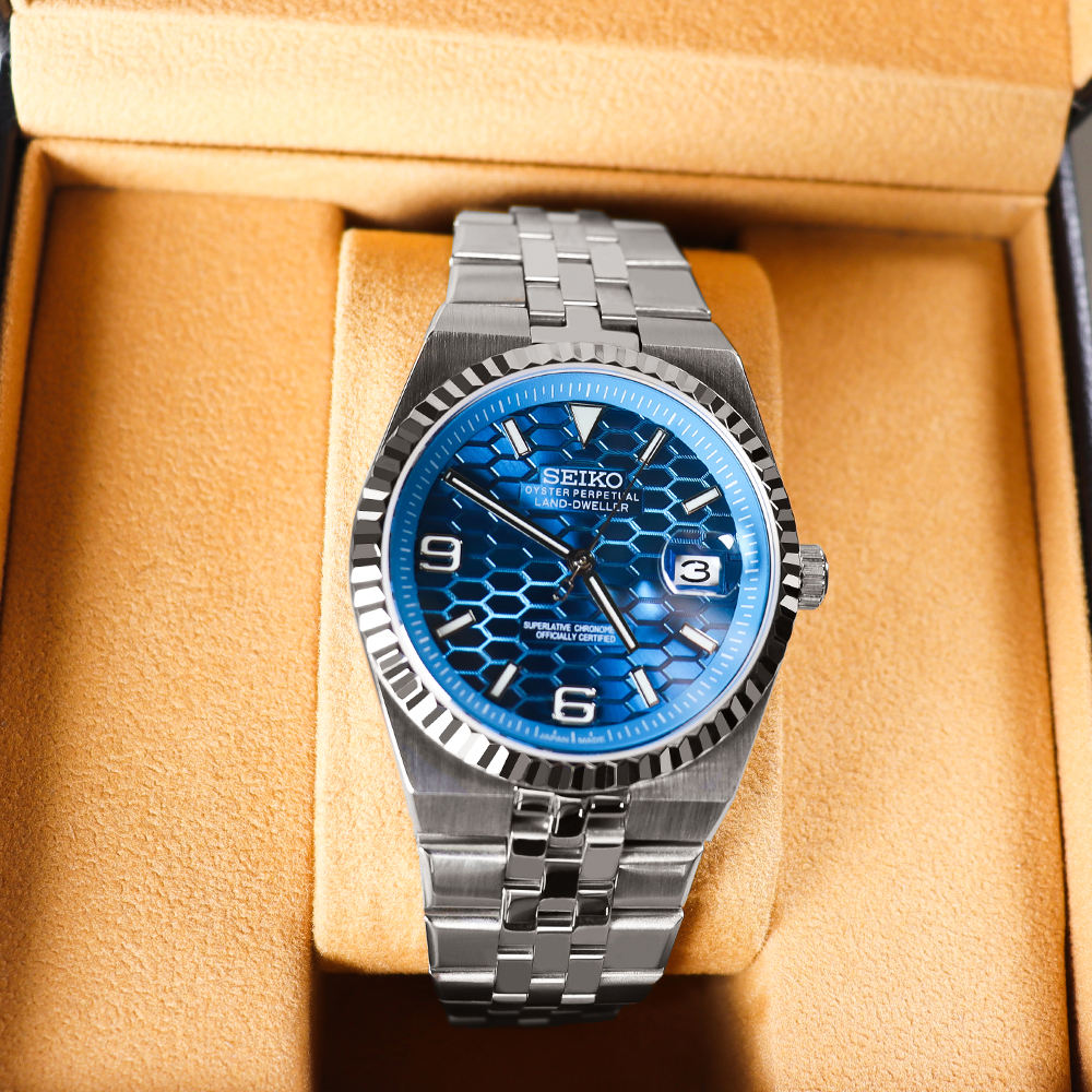 SUSEMAT Luxury Casual Men Business Quartz Wristwatch ek perfect combination hai style, durability aur performance ka. Iska premium stainless steel strap aur classic dial design aapko ek classy aur professional look deta hai.