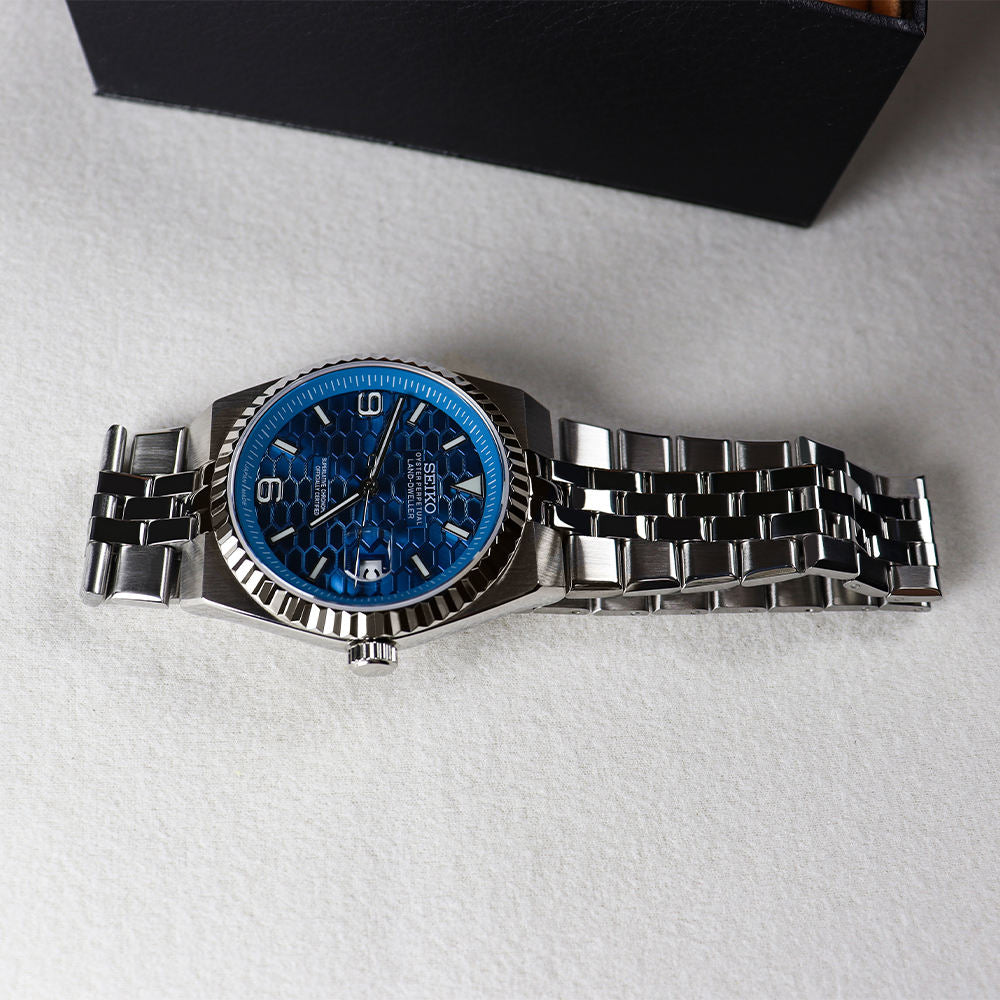 SUSEMAT Luxury Casual Men Business Quartz Wristwatch ek perfect combination hai style, durability aur performance ka. Iska premium stainless steel strap aur classic dial design aapko ek classy aur professional look deta hai.