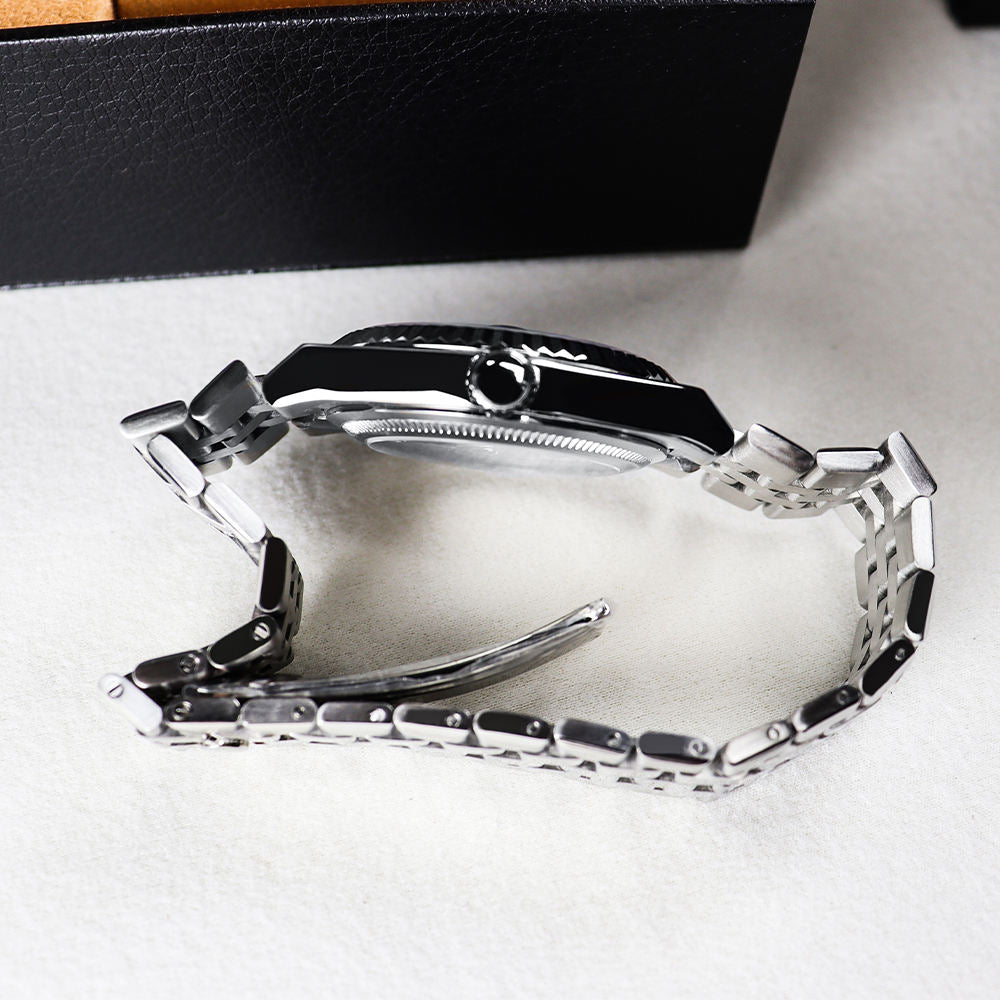 SUSEMAT Luxury Casual Men Business Quartz Wristwatch ek perfect combination hai style, durability aur performance ka. Iska premium stainless steel strap aur classic dial design aapko ek classy aur professional look deta hai.