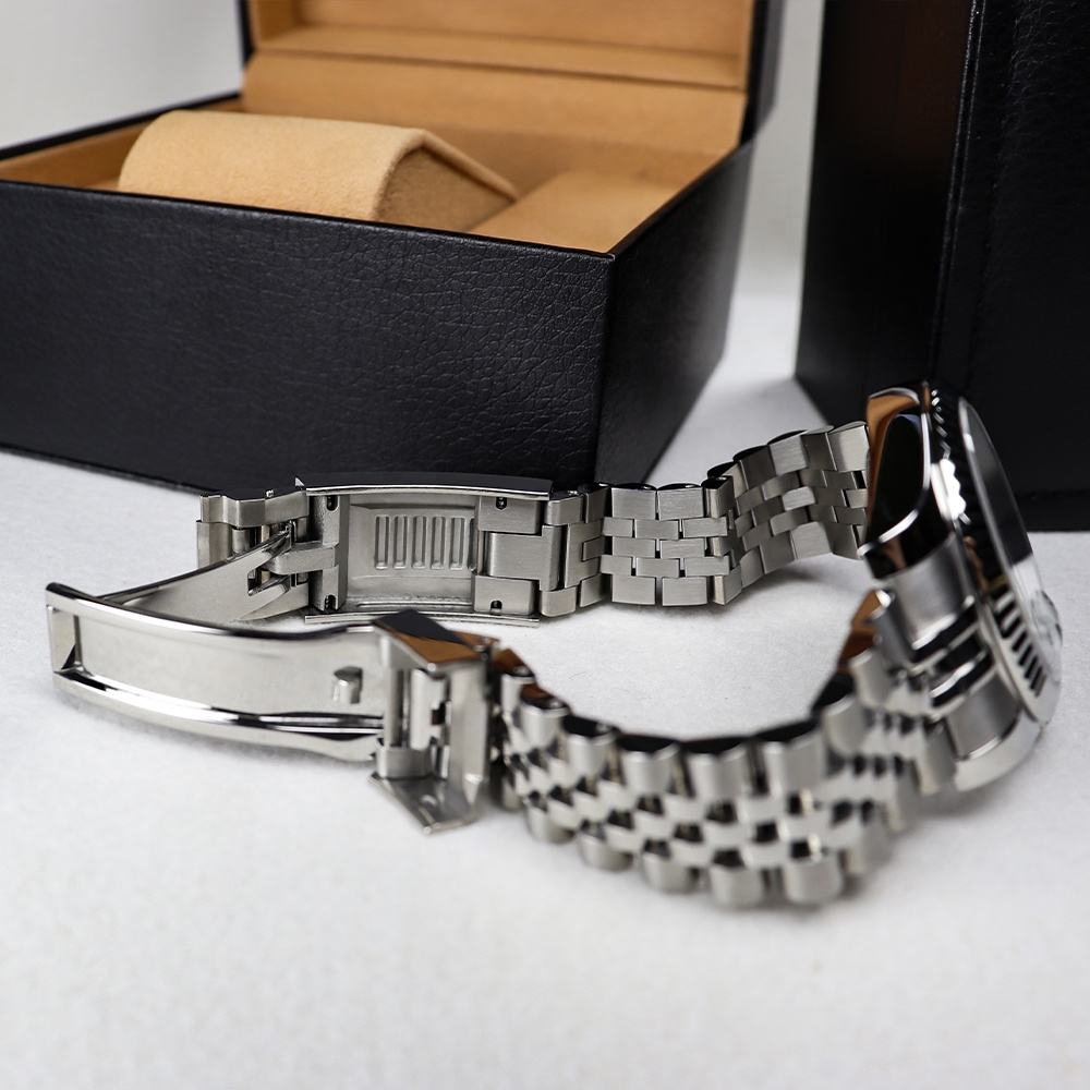 SUSEMAT Luxury Casual Men Business Quartz Wristwatch ek perfect combination hai style, durability aur performance ka. Iska premium stainless steel strap aur classic dial design aapko ek classy aur professional look deta hai.